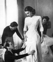 1949-linda-christian-prova-l-abito-da-sposa-confezionato-dalle-sorelle-fontana-per-le-nozze-con-tyrone-power