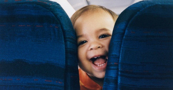 bambini in aereo